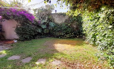 CHALET  4 AMB DESARROLLADO EN PLANTA BAJA  CON  AMPLIO JARDÍN AL FRENTE Y AL CONTRAFRENTE!