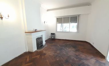 CHALET  4 AMB DESARROLLADO EN PLANTA BAJA  CON  AMPLIO JARDÍN AL FRENTE Y AL CONTRAFRENTE!