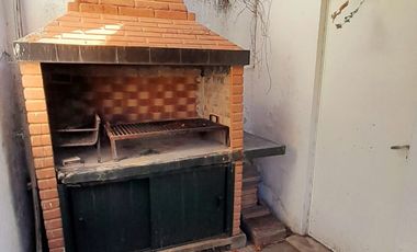 CHALET  4 AMB DESARROLLADO EN PLANTA BAJA  CON  AMPLIO JARDÍN AL FRENTE Y AL CONTRAFRENTE!