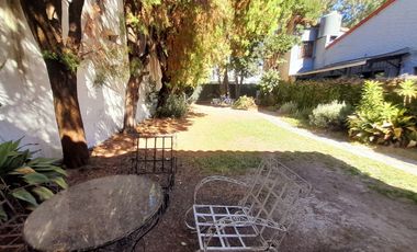 CHALET  4 AMB DESARROLLADO EN PLANTA BAJA  CON  AMPLIO JARDÍN AL FRENTE Y AL CONTRAFRENTE!