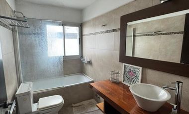 Casa 8 ambientes estilo moderno con pileta en venta - Altos de Hudson II