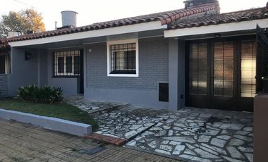 Chalet 3 ambientes venta Banfield