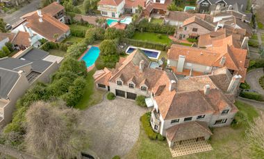 VENTA | RESIDENCIA | 7 AMBIENTES | LOS TRONCOS | 1700m² LOTE |