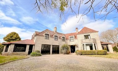 VENTA | RESIDENCIA | 7 AMBIENTES | LOS TRONCOS | 1700m² LOTE |