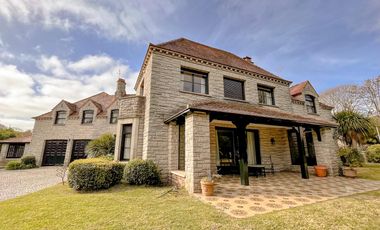 VENTA | RESIDENCIA | 7 AMBIENTES | LOS TRONCOS | 1700m² LOTE |