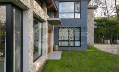 Imponente casa finalizada 2022 , de 5 habitaciones en suite, con pileta climatizada y jacuzzi.