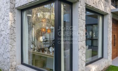 Imponente casa finalizada 2022 , de 5 habitaciones en suite, con pileta climatizada y jacuzzi.