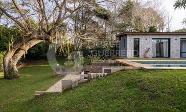 Imponente casa finalizada 2022 , de 5 habitaciones en suite, con pileta climatizada y jacuzzi.