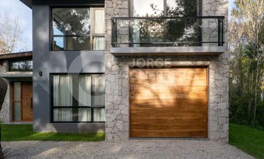 Imponente casa finalizada 2022 , de 5 habitaciones en suite, con pileta climatizada y jacuzzi.