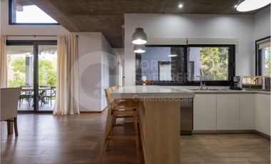 Imponente casa finalizada 2022 , de 5 habitaciones en suite, con pileta climatizada y jacuzzi.