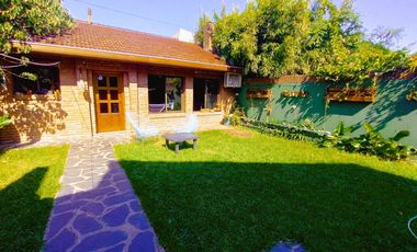 CASA EN VENTA 4 DORMITORIOS, QUINCHO, JARDÍN. QUILMES ESTE