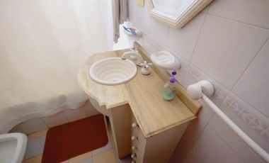 CASA EN VENTA 4 DORMITORIOS, QUINCHO, JARDÍN. QUILMES ESTE