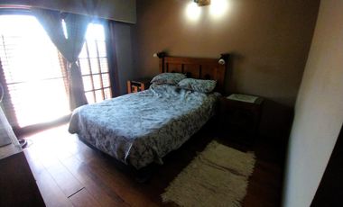 CASA EN VENTA 4 DORMITORIOS, QUINCHO, JARDÍN. QUILMES ESTE