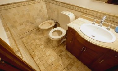 CASA EN VENTA 4 DORMITORIOS, QUINCHO, JARDÍN. QUILMES ESTE