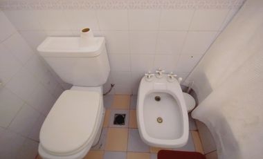 CASA EN VENTA 4 DORMITORIOS, QUINCHO, JARDÍN. QUILMES ESTE