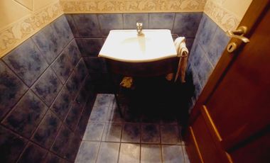 CASA EN VENTA 4 DORMITORIOS, QUINCHO, JARDÍN. QUILMES ESTE