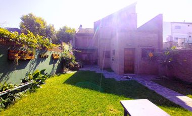 CASA EN VENTA 4 DORMITORIOS, QUINCHO, JARDÍN. QUILMES ESTE