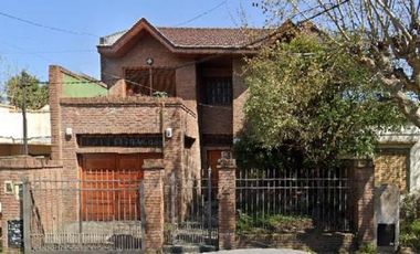 CASA EN VENTA 4 DORMITORIOS, QUINCHO, JARDÍN. QUILMES ESTE