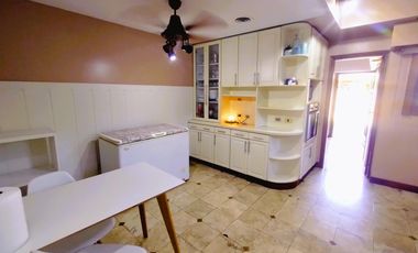 CASA EN VENTA 4 DORMITORIOS, QUINCHO, JARDÍN. QUILMES ESTE