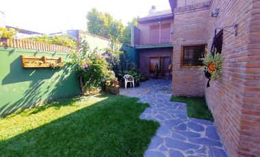 CASA EN VENTA 4 DORMITORIOS, QUINCHO, JARDÍN. QUILMES ESTE