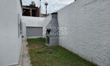 CASA DOS DORMITORIOS CON COCHERA - Juan del Campillo al 2700