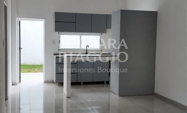 CASA DOS DORMITORIOS CON COCHERA - Juan del Campillo al 2700