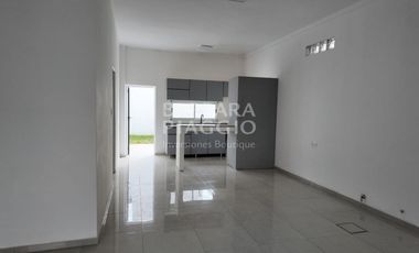 CASA DOS DORMITORIOS CON COCHERA - Juan del Campillo al 2700