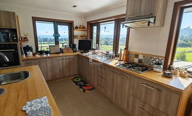 CASA EN RUTA ENSENADA, VISTA LAGO  Y VOLCAN EN 180 GRADOS