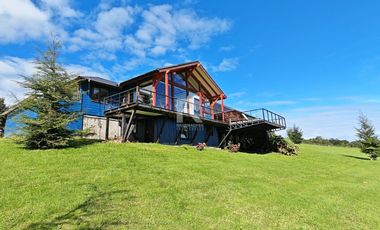 CASA EN RUTA ENSENADA, VISTA LAGO  Y VOLCAN EN 180 GRADOS