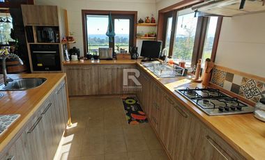 CASA EN RUTA ENSENADA, VISTA LAGO  Y VOLCAN EN 180 GRADOS