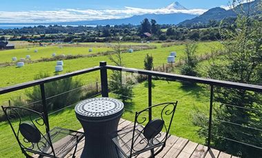 CASA EN RUTA ENSENADA, VISTA LAGO  Y VOLCAN EN 180 GRADOS