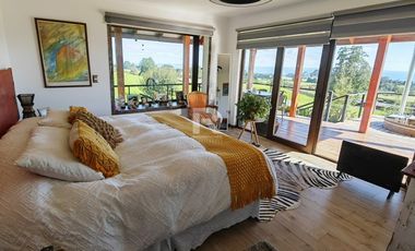 CASA EN RUTA ENSENADA, VISTA LAGO  Y VOLCAN EN 180 GRADOS