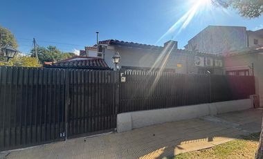 Casa 4 ambientes jardín. Olivos.