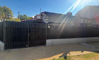 Casa 4 ambientes jardín. Olivos.