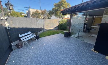 Casa 4 ambientes jardín. Olivos.