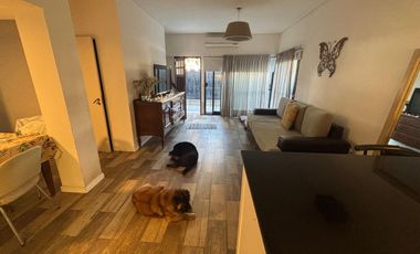 Casa 4 ambientes jardín. Olivos.