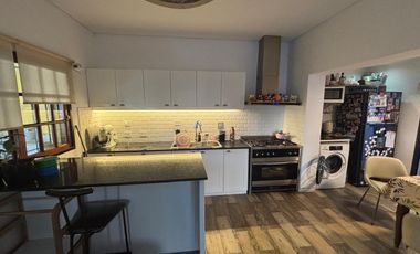 Casa 4 ambientes jardín. Olivos.