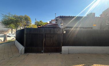 Casa 4 ambientes jardín. Olivos.
