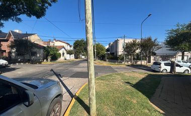 Casa 4 ambientes jardín. Olivos.