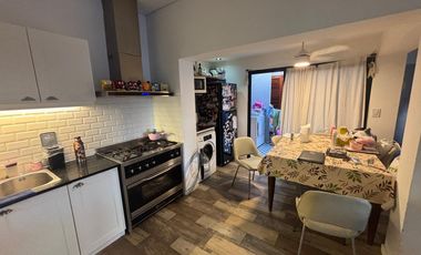 Casa 4 ambientes jardín. Olivos.