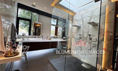 Casa en venta, en Jardines del Pedregal,  con gran jardín, lujo y confort