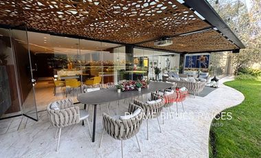 Casa en venta, en Jardines del Pedregal,  con gran jardín, lujo y confort