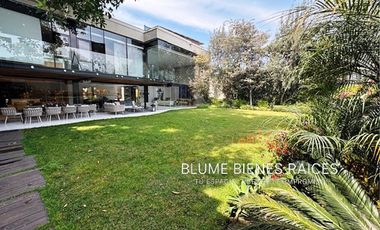 Casa en venta, en Jardines del Pedregal,  con gran jardín, lujo y confort
