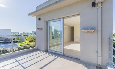 Casa en  venta de 5 dormitorios con piscina