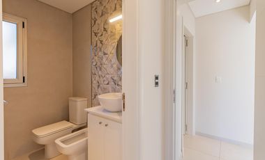 Casa en  venta de 5 dormitorios con piscina