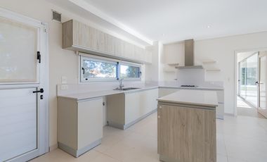 Casa en  venta de 5 dormitorios con piscina