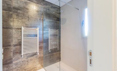 Casa en  venta de 5 dormitorios con piscina