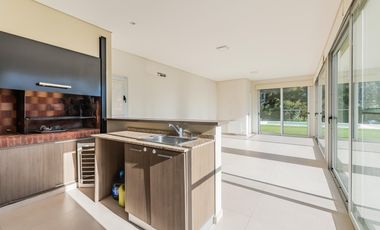 Casa en  venta de 5 dormitorios con piscina