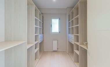 Casa en  venta de 5 dormitorios con piscina