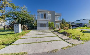 Casa en  venta de 5 dormitorios con piscina